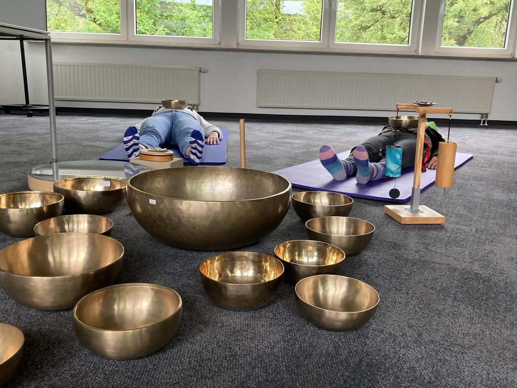 Klangschalen erleben- vielseitige Einsatzmöglichkeiten für Betreuungskräfte